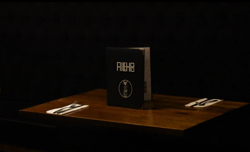 Menú AILEHPO en mesa de madera con cubiertos